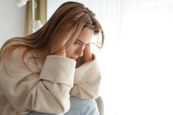 Psychoterapia NFZ, sytuacja kryzysowa, kryzys psychologiczny, załamana kobieta, depresja
